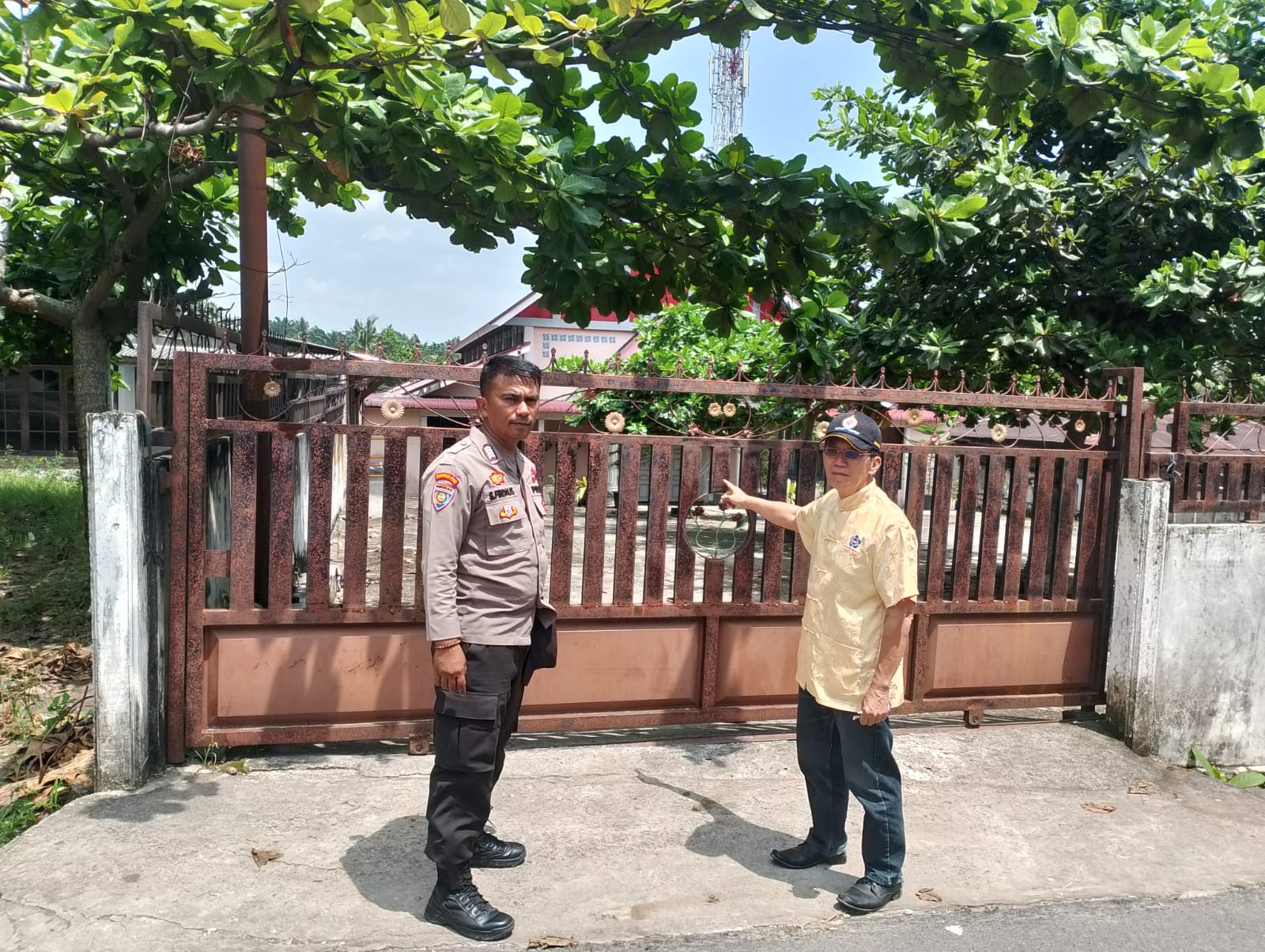 Polsek Mandau melakukan pengecekan ke Gedung Sopo Magurosi Jalan Sejahtera, Air Jamban,  tidak ada pemesanan pemakaian gedung untuk acara pengobatan alternatif Ida Dayak.