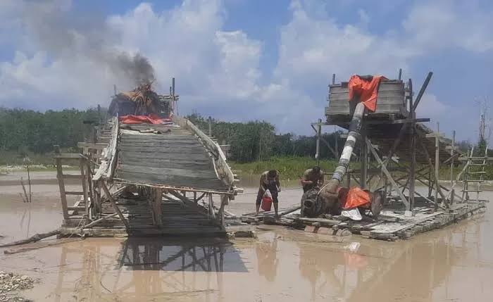 Ilustrasi, Aktifitas penambangan emas tanpa izin (PETI).