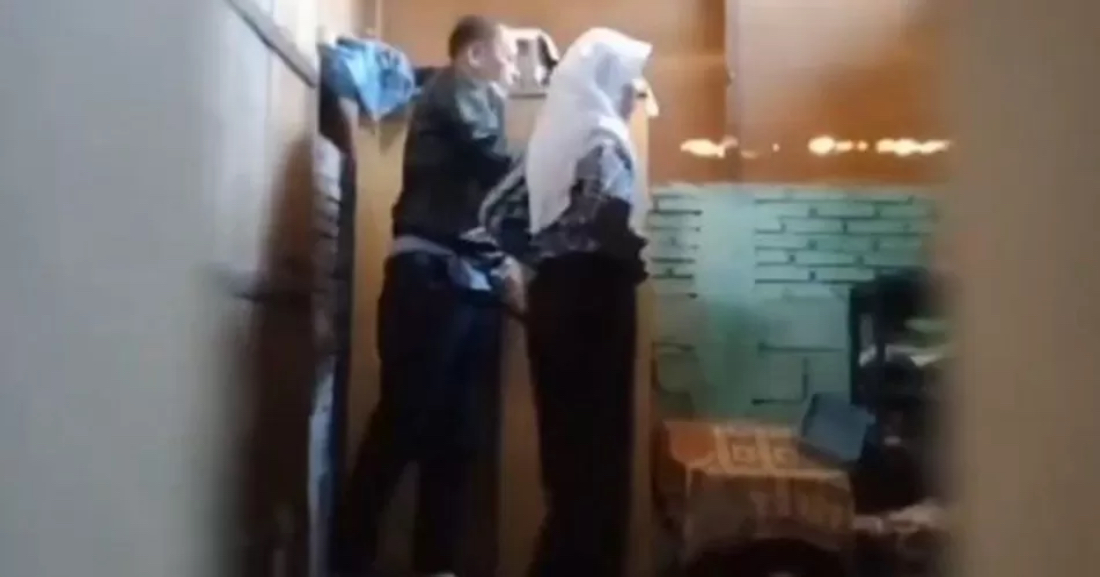 Cuplikan video guru dan murid di Gorontalo yang viral setelah direkam oleh rekan pelaku dan tersebar di dunia maya.