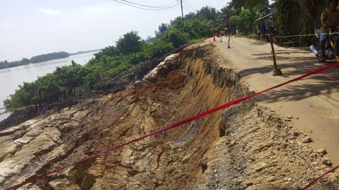 Kondisi jalan lintas Tembilahan-Rengat tepatnya di Desa Pekantua, Kecamatan Kempas Jaya  ymengalami longsor, Jumat (27/9/24).