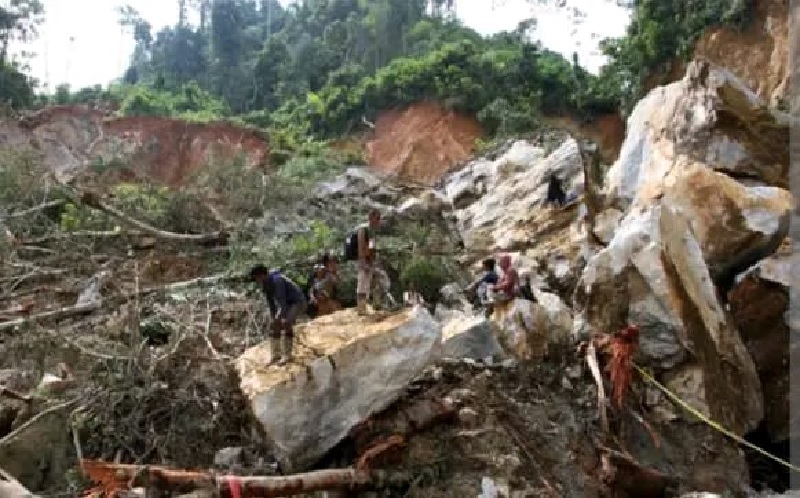 15 orang meninggal, 3 orang luka berat dan 7 orang masih dalam pencarian  akibat longsornya tambang emas ilegal di kawasan Sungai Abu, Kecamatan Hiliran Gumanti, Solok, Sumbar.