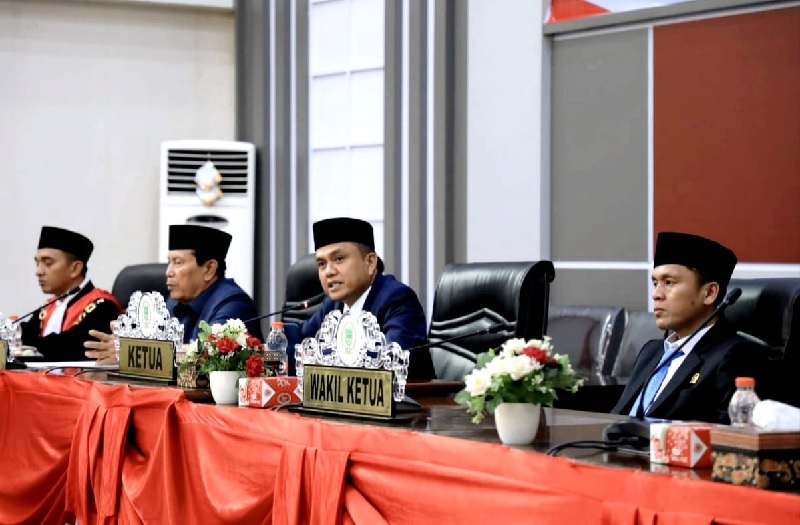 Wakil Ketua DPRD Rohul yang baru dilantik Nono Patria Pratama (dua kanan) didampingi Porkot Lubis (kanan) memimpin rapat paripurna, Jumat (27/9/2024).