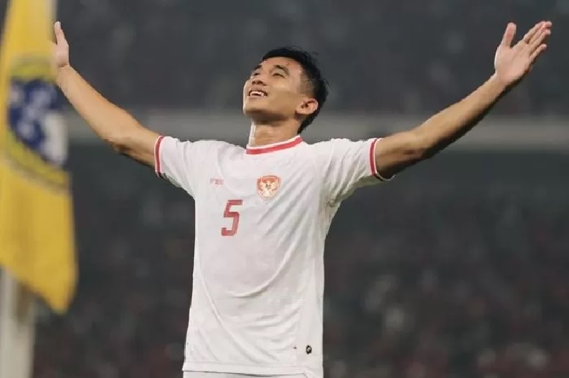 Bek Timnas Indonesia, Rizky Ridho, tak gentar dengan kehadiran Mees Hilgers. Rizky justru siap mencuri ilmu dari bek FC Twente tersebut.