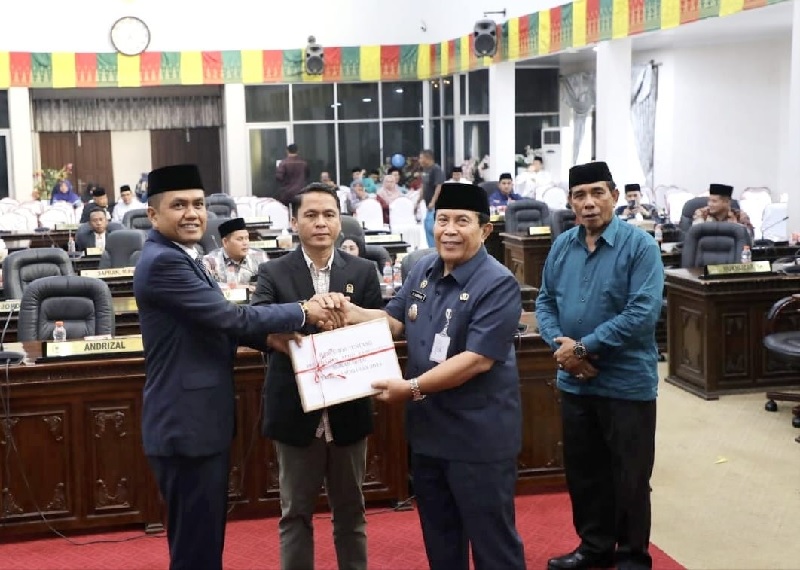Bupati Rohul H Sukiman menyerahkan Ranperda tentang RAPBDRohul TA 2024 kepada Pimpinan DPRD Rohul yang baru dilantik Nono Patria Pratama (kiri) didampingi Wakil Ketua DPRD Porkot Lubis.