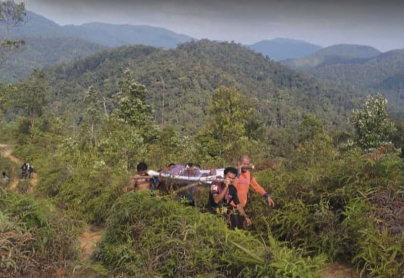 Petugas mengevakuasi korban longsor di kawasan tambang emas ilegal Nagari Sungai Abu, Kecamatan Hiliran Gumanti, Kabupaten Solok, Sumatera Barat