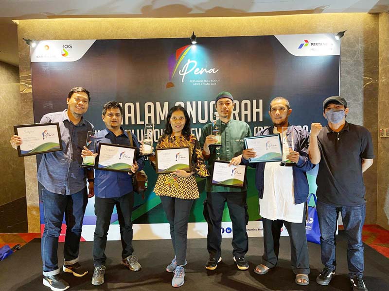 Wartawan Riau Pos Muhammad Amin (tiga kanan), Henny Elyati (tiga kiri), Mhd Akhwan (dua kiri), Gema Setara (dua kanan), Evan Gunanzar (kiri) foto bersama Wakil Pemimpin Redaksi Riau Pos Eka G Putra.