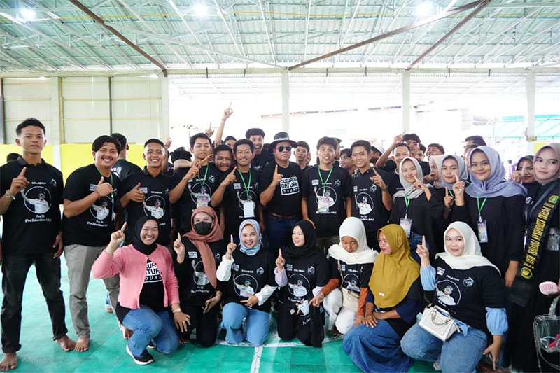 Dr H Suhardiman Amby MM bersama anak-anak milenial Cerenti usai dilantik menjadi Squad Cucuang Datuak, Jumat (27/9/2024) sore.