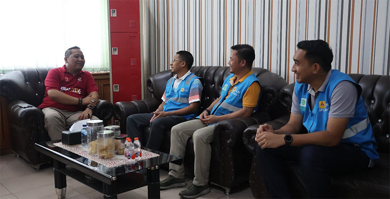 Manager PLN UP3 Rengat, Suharno didampingi pejabat PLN UP3 Rengat lainnya saat berkoordinasi dengan Ketua KPU Inhu, Ronaldi Ardian SH, Jumat (27/9/2024).