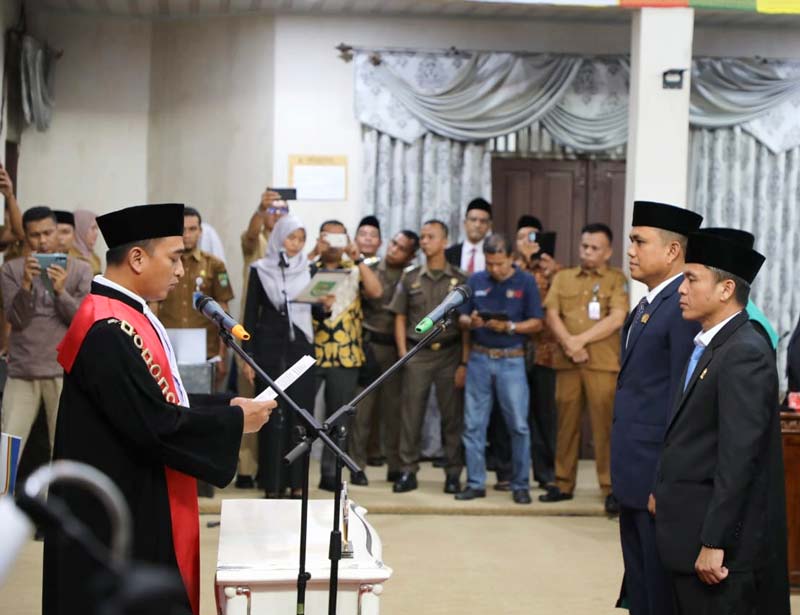 Ketua Pengadilan Negeri Pasirpengaraian Rony Suata SH MH memandu pengucapan sumpah/janji dua pimpinan DPRD Rohul 2024-2029