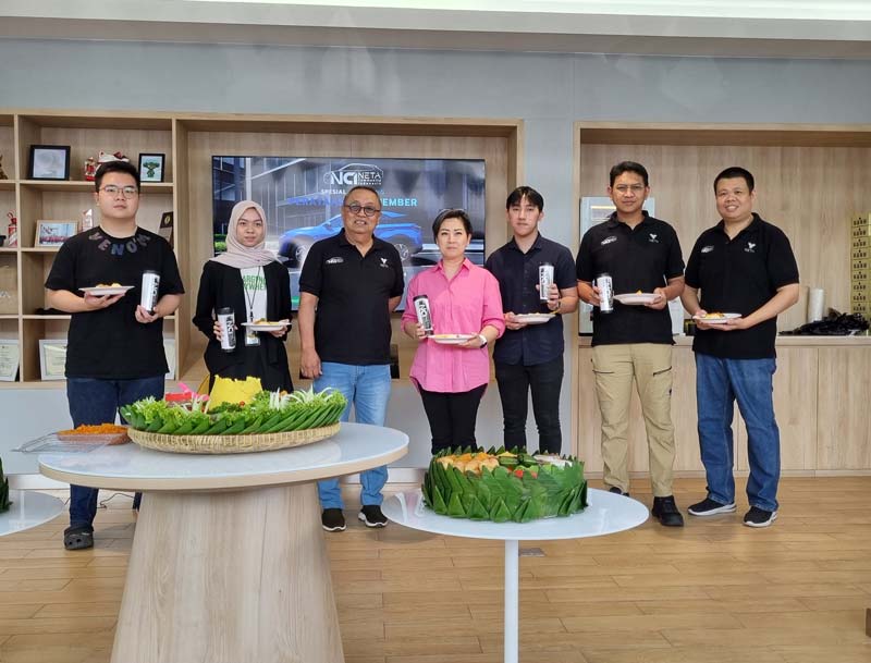 Syukuran 100 member pertama dari NETA Club Indonesia dilakukan dengan acara pemotongan tumpeng sebagai simbol rasa syukur atas pencapaian yang luar biasa