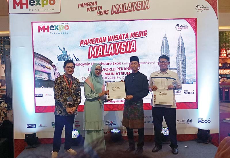 Kepala Dinas Pariwisata Pekanbaru Masriah (dua kiri) foto bersama Konsul Malaysia di Pekanbaru Mohammed Hosnie Shahiran bin Ismail (dua kanan)