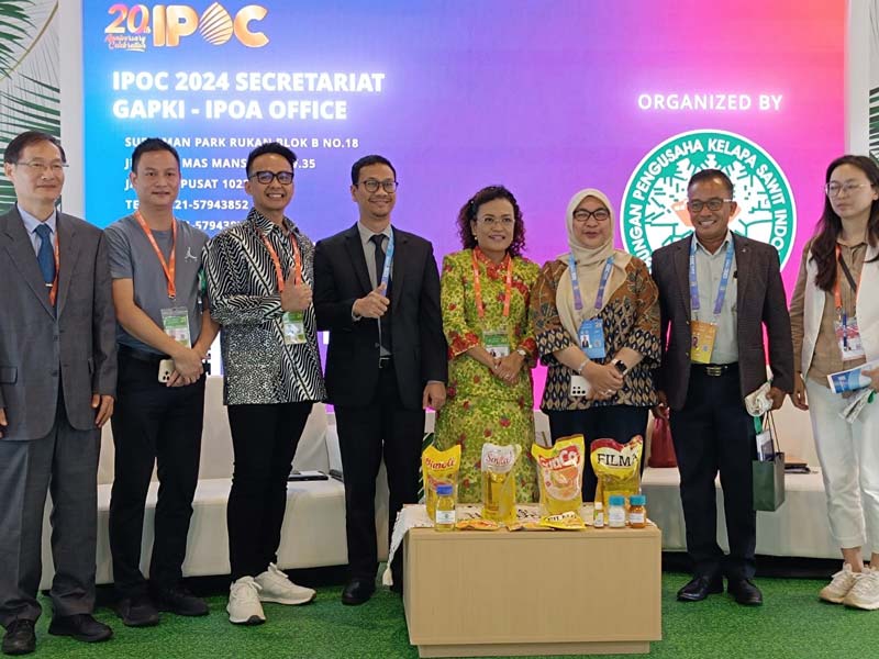 Perwakilan Badan Pengelola Dana Perkebunan Kelapa Sawit dan Gabungan Pengusaha Kelapa Sawit Indonesia  foto bersama dalam ajang Cina-ASEAN Expo ke-21