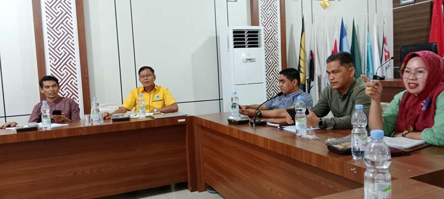 KPU Kuansing melakukan rapat koordinasi pelaksanaan kampanye dan dana kampanye bersama LO tiga paslon di Aula Kantor KPU Kuansing, Jumat (27/9/2024).