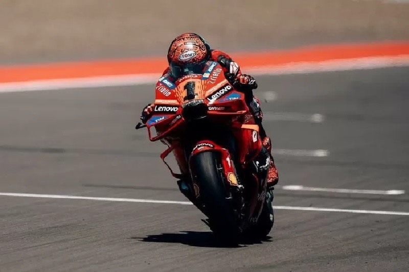 Francesco Bagnaia terus menempel ketat Jorge Martin di klasemen MotoGP 2024. Bagnaia kini berada di posisi kedua klasemen.