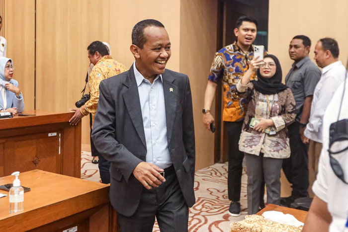 Menteri Energi dan Sumber Daya Mineral Bahlil Lahadalia (tengah) mengikuti rapat kerja bersama komisi vii DPR di Gedung Parlemen, Jakarta, Senin (26/8/2024).