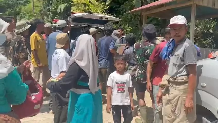 Proses evakuasi korban yang tertimbun di tambang emas ilegal di Sungai Abu, Kabupaten Solok.