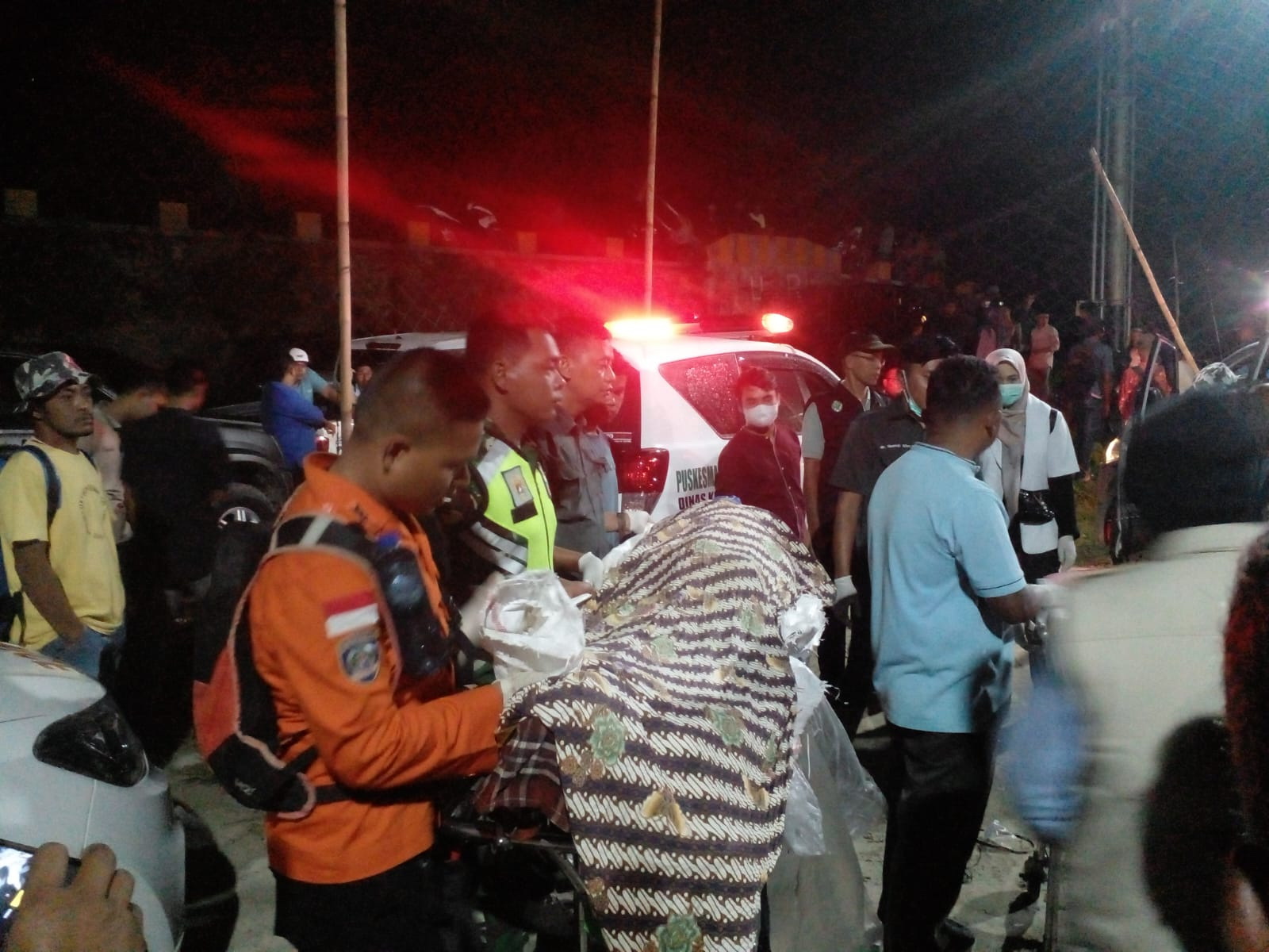 Basarnas Sumbar bersama tim lainnya dan masyarakat melakukan evakuasi korban longsor tambang emas ilegal di Nagari Sungai Abu, Kecamatan Hiliran Gumanti, Kabupaten Solok, Provinsi Sumatra Barat,