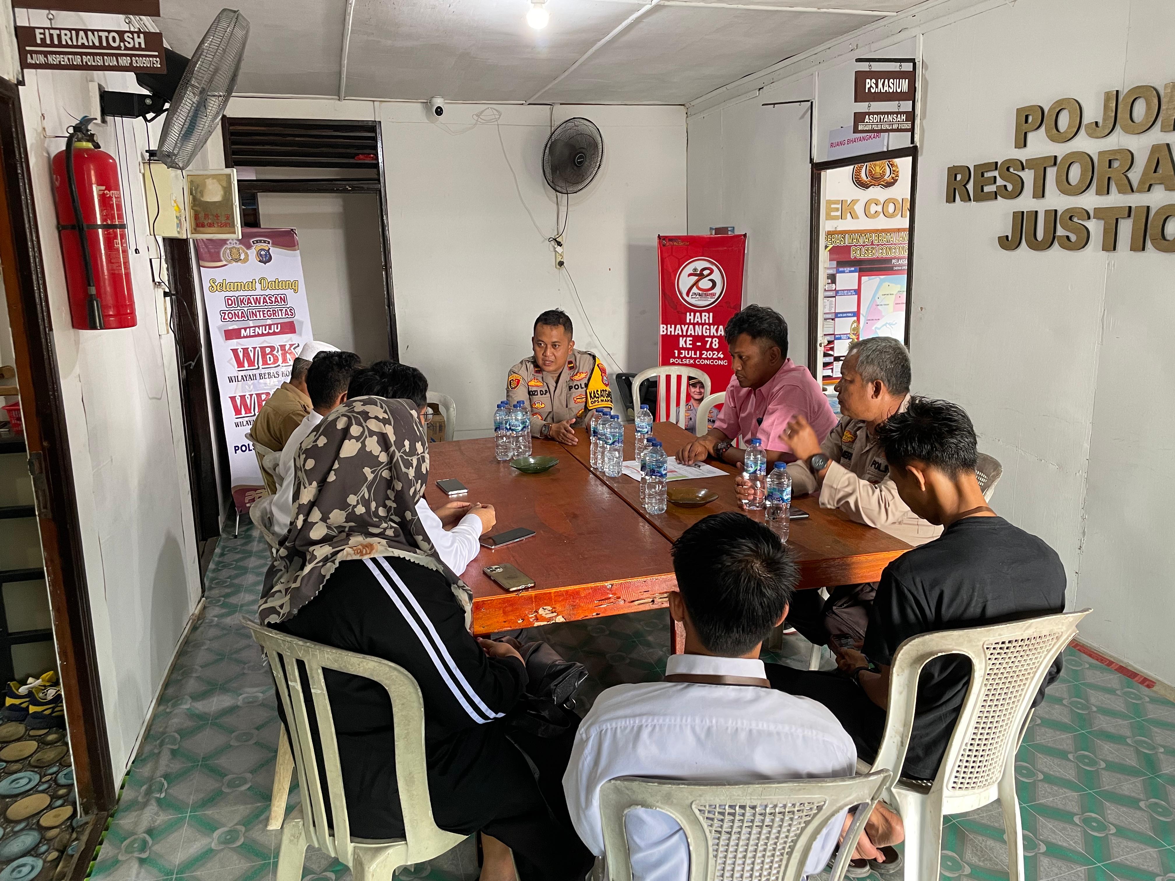 Kapolsek Concong, menggelar rapat koordinasi dengan Panitia Pemilihan Kecamatan (PPK) dan Panitia Pengawas Kecamatan (Panwascam) Concong di Mapolsek Concong.