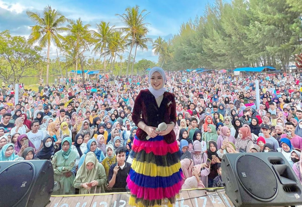 Penyanyi minang Fauzana.