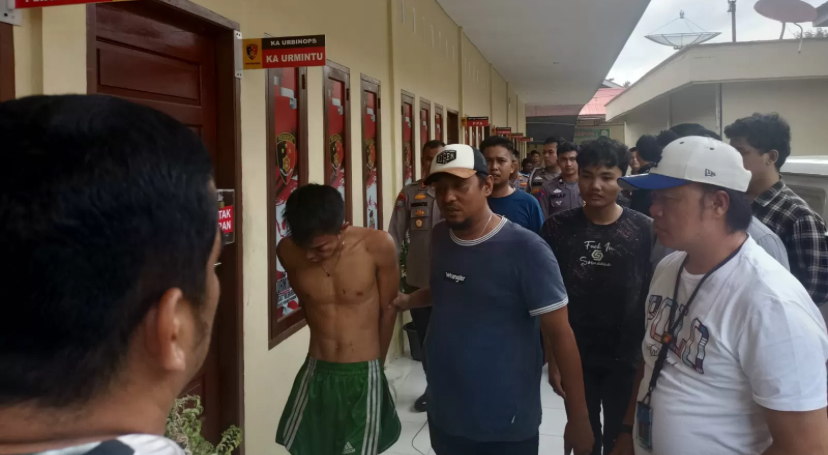 Tersangka IS, pembunuh Nia Kurnia Sari, saat digelandang ke Mako Polres Padangpariaman, Kamis (19/9).