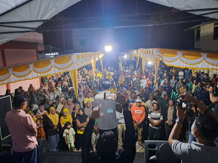 Pengukuhan Tim Pemenangan Paslon urut 2, Dr Adam SH MH- H Sutoyo (AYO) disambut antusias warga Kecamatan Kuantan Mudik, Sabtu (28/9/2024) malam.
