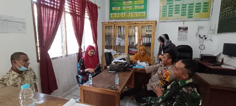 Personel TNI-Polri sampaikan pesan Pemilu damai kepada masyarakat Kelurahan Tanah Datar Kecamatan Pekanbaru Kota.