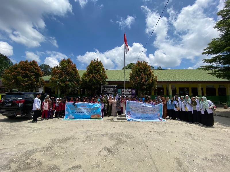 Dosen dan mahasiswa Fakultas Kedokteran Universitas Riau (FK Unri) berfoto bersama murid-murid di Desa Teratak Buluh, Kabupaten Kampar.
