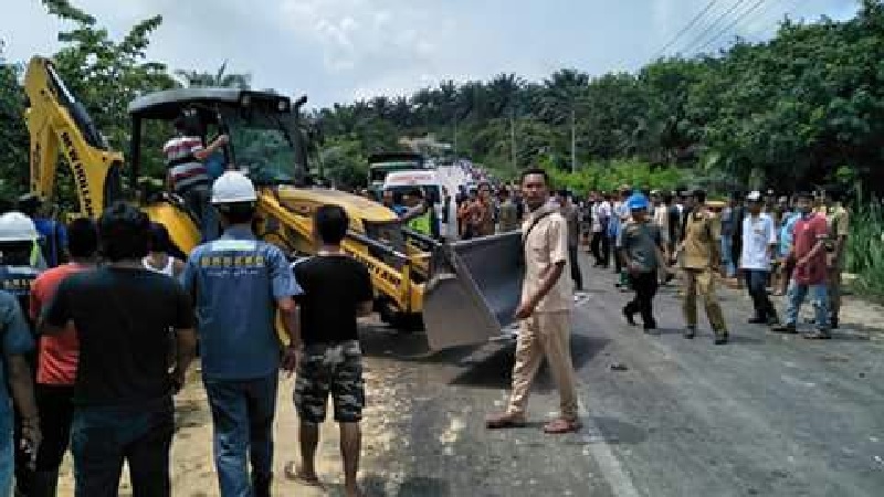 Kendaraan alat berat membantu evakuasi empat kendaraan yang terlibat dalam kecelakaan beruntun terjadi di Jalan Lintas Timur K 53 Desa Kiyap Jaya Kecamatan Bandar Seikijang, Pelalawan, Sabtu.
