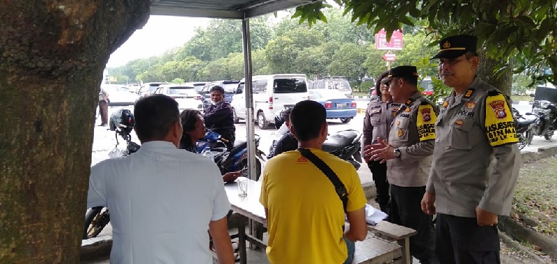 Personel Satbinmas Polresta Pekanbaru saat memberikan edukasi terkait Pilkada Damai kepada masyarakat.