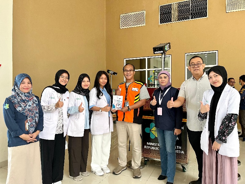 GM Bandara SSK II Pekanbaru, Radityo Ari Purwoko ST MT (tengah) bersama tim foto bersama di sela-sela sosialisasi kewaspadaan penyakit monkeypox dan penggunaan aplikasi SATUSEHAT di Bandara SSK II