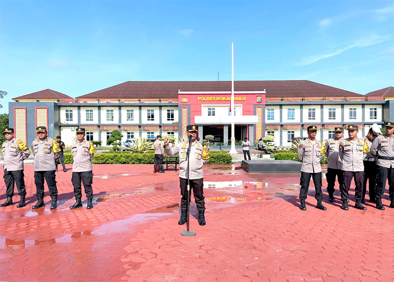 Kapolres Rohul AKBP Budi Setiyono SIK MH memberikan arahan saat memimpin apel OMP 2024 dan pemeriksaan kesehatan di Lapangan Mapolres Rohul, Senin (30/9/2024) pagi.