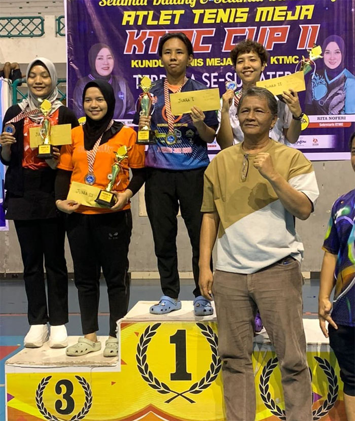 Penyerahan Hadiah Juara Tunggal Putri oleh Komisaris Riau Pos Raznizal Syukur (kanan) pada Turnamen Kundur Tenis Meja Club (KTMC) CUP II 2024, Ahad (29/9/2024) bertempat di Hall A Stadion Rumbai