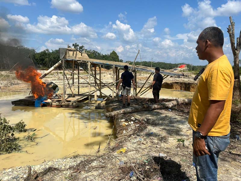 Polsek Kuantan Hilir melakukan penertiban penambangan emas tanpa izin (PETI) dengan cara dibakar di aliran Danau Koto Rajo