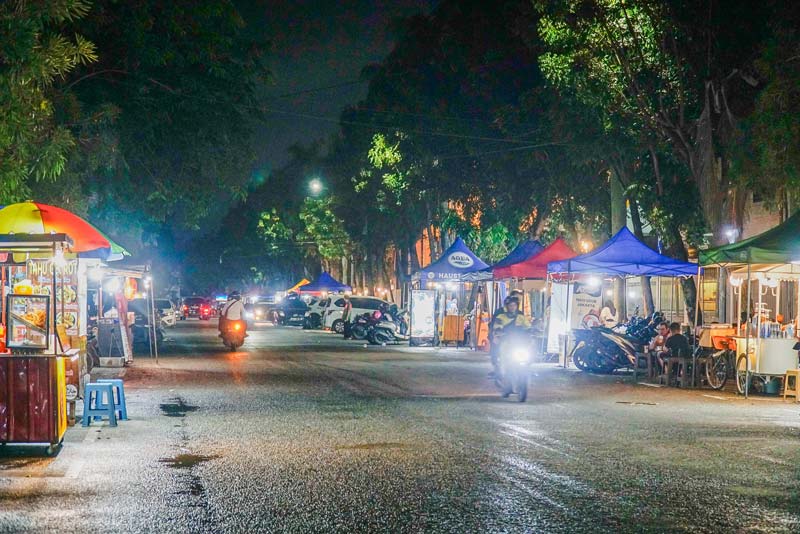 Pedagang kuliner berjualan di kawasan Jalan  Cut Nyak Dhien saat malam hari. Foto diambil beberapa waktu lalu.