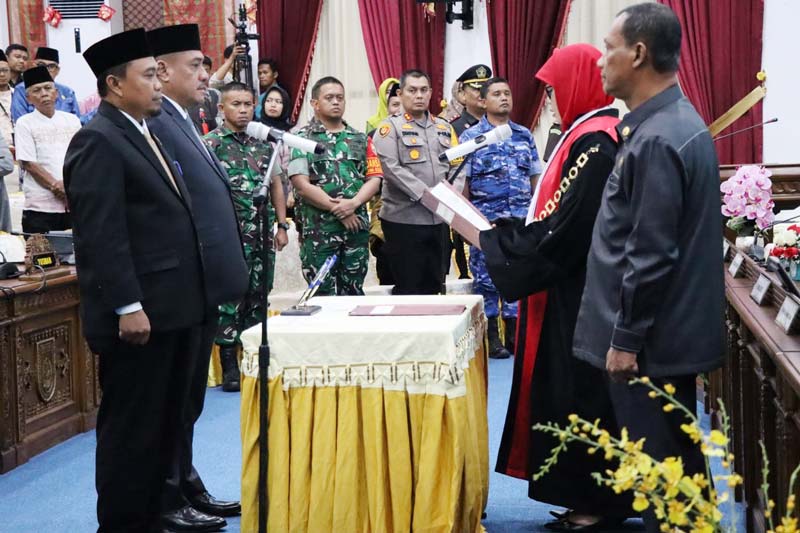 Wakil Ketua Pengadilan Negeri Dumai Maulia Martwenty Ine memandu pelantikan dan pengambilan sumpah jabatan pimpinan definitif DPRD Dumai.