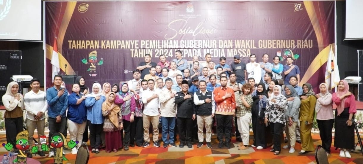 Ketua KPU Riau Rusidi Rusdan foto bersama para komisioner KPU Riau usai sosialisasi dengan Media massa di Premiere Hotel Pekanbaru, Senin (30/9/2024).