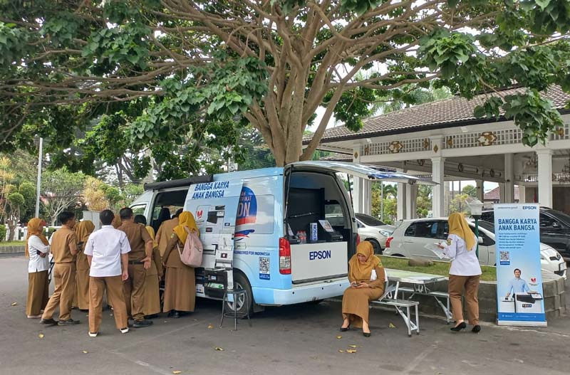 Beberapa PNS antusias melihat kinerja printer di Caravan Epson, beberapa waktu lalu.