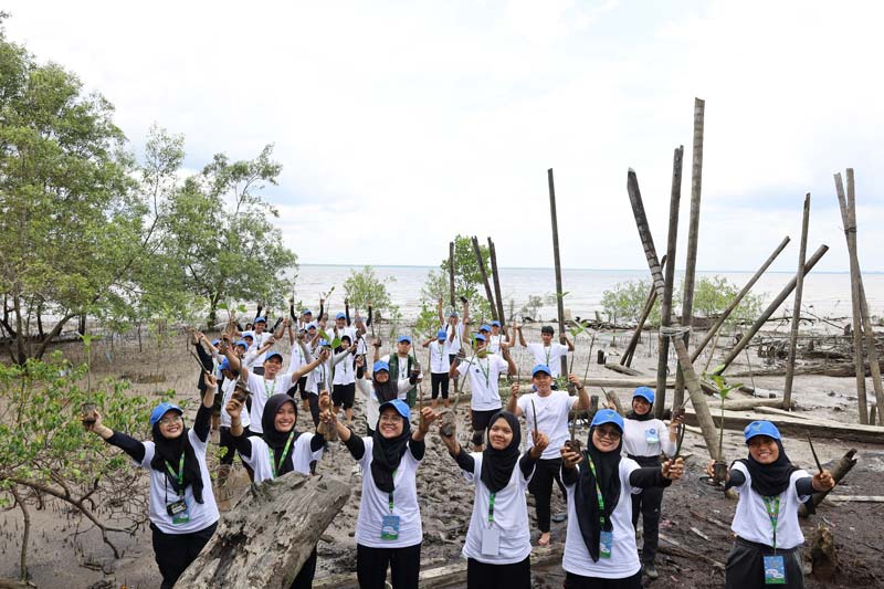 Para anak muda dilibatkan menanam sagu dan mangrove di Desa Lukit, Kabupaten Kepulauan Meranti, Ahad (29/9/2024).
