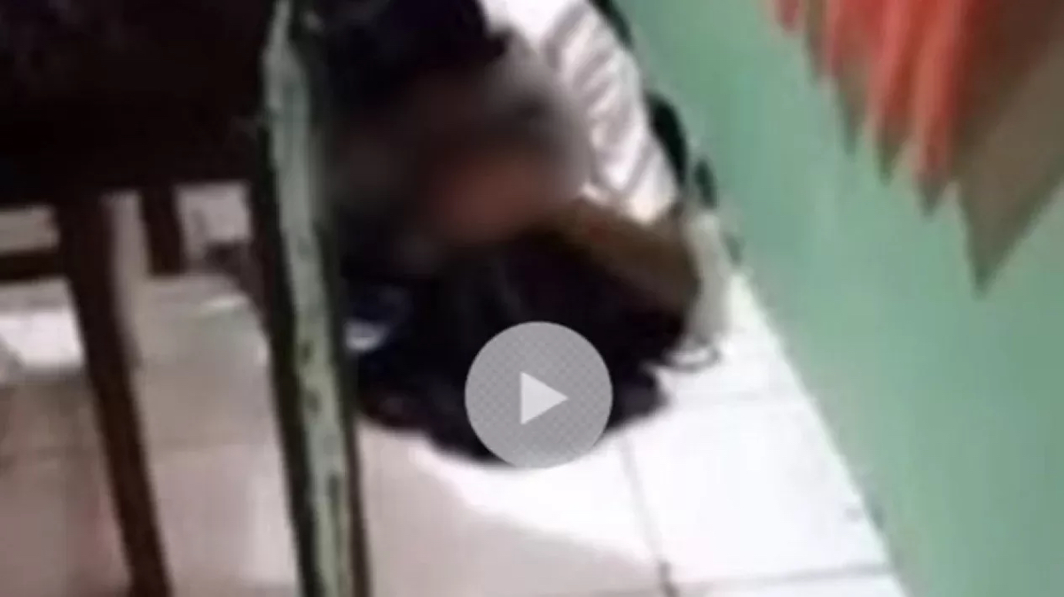 Tangkapan layar dua pelajar melakukan adegan tidak senonoh di salah satu ruang kelas SD di Demak antara siswa SMA dengan siswi SMP, baru-baru ini.