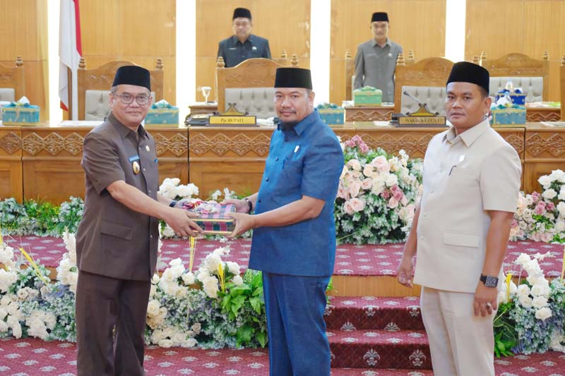 Pjs Bupati Siak Indra Purnama menyerahkan nota keuangan Rencana APBD-P tahun anggaran 2024, kepada Wakil Ketua I H Syarif disaksikan Wakil Ketua II Laiskar Jaya, Jumat (27/9/2024).