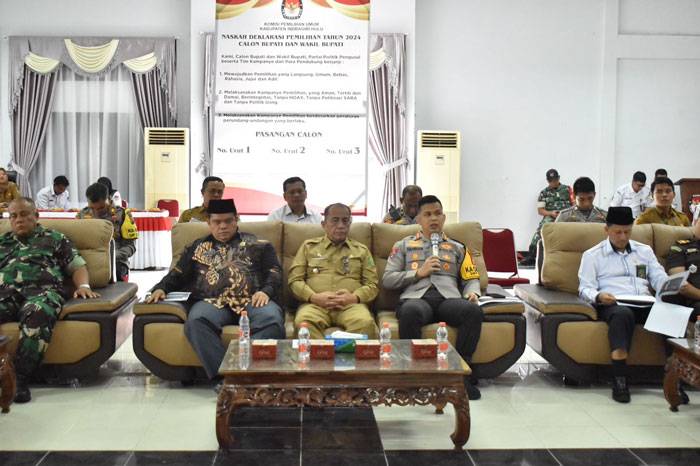 Kapolres Inhu, AKBP Fahrian Saleh Siregar SIK MSI saat menyampaikan pemaparan dan masukannya pada rapat persiapan tahapan Pilkada 2024, Senin (30/9/2024)
