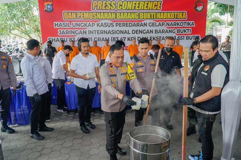 Wakapolda Riau Brigjen Pol K Rahmadi (kiri) bersama Dirnarkoba Polda Riau Kombes Pol Manang Soebeti (kanan) saat memusnahkan barang bukti narkoba jenis sabu