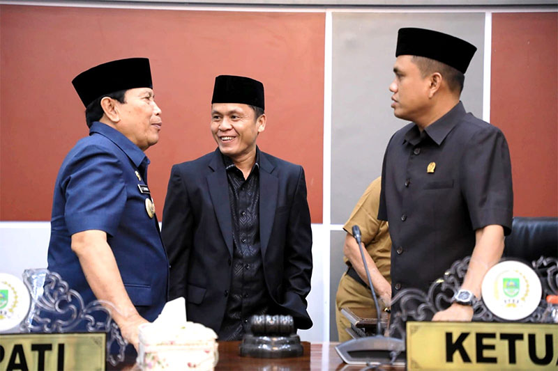 Bupati Rohul H Sukiman berbincang dengan Wakil Ketua DPRD Rohul Nono Patria Pratama, usai Ranperda RAPBD Perubahan Rohul 2024 disetujui dalam rapat paripurna di Gedung DPRD Rohul, Senin (30/9/2024).