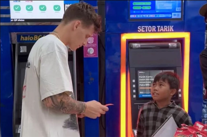 Potret Pembalap MotoGP Fabio Quartararo menarik uang di ATM BRI dan berbagi uang ke seorang anak.