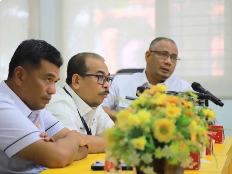 Plh Kadispora Riau didampingi Kabid Sarana Prasarana dan Kemitraan, dan Ketua Tim Pengembangan dan Kemitraan Sarana Prasarana Dispora Riau