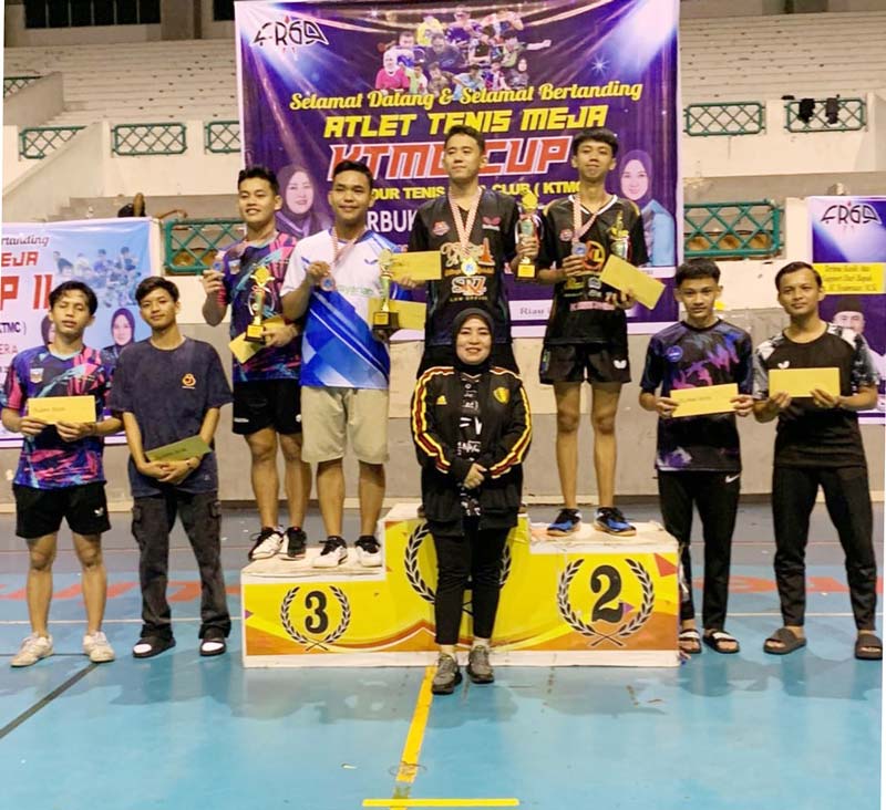 Ketua Penyelenggara Evi Nurdin SH (tengah) menyerahkan hadiah kepada juara tunggal putra Turnamen Kundur Tenis Meja Club Cup II di Hall A Sport Center Rumbai