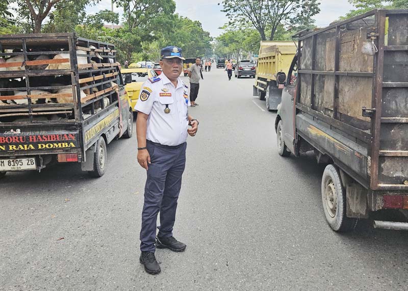Kabid Angkutan Dishub Pekanbaru Khairunnas saat melakukan razia angkutan barang di Jalan SM Amin, Pekanbaru, Senin (30/9/2024).
