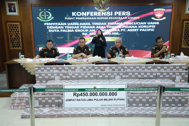 Kejaksaan Agung memperlihatkan barang bukti uang Rp450 miliar yang disita dari PT Asset Pasific dalam kasus dugaan tindak pidana pencucian uang di Jakarta, Senin (30/9/2024).