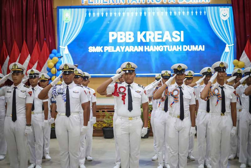 Para siswa SMK Hang Tuah melakukan PBB kreasi di Dumai, Sabtu (28/9/2024).