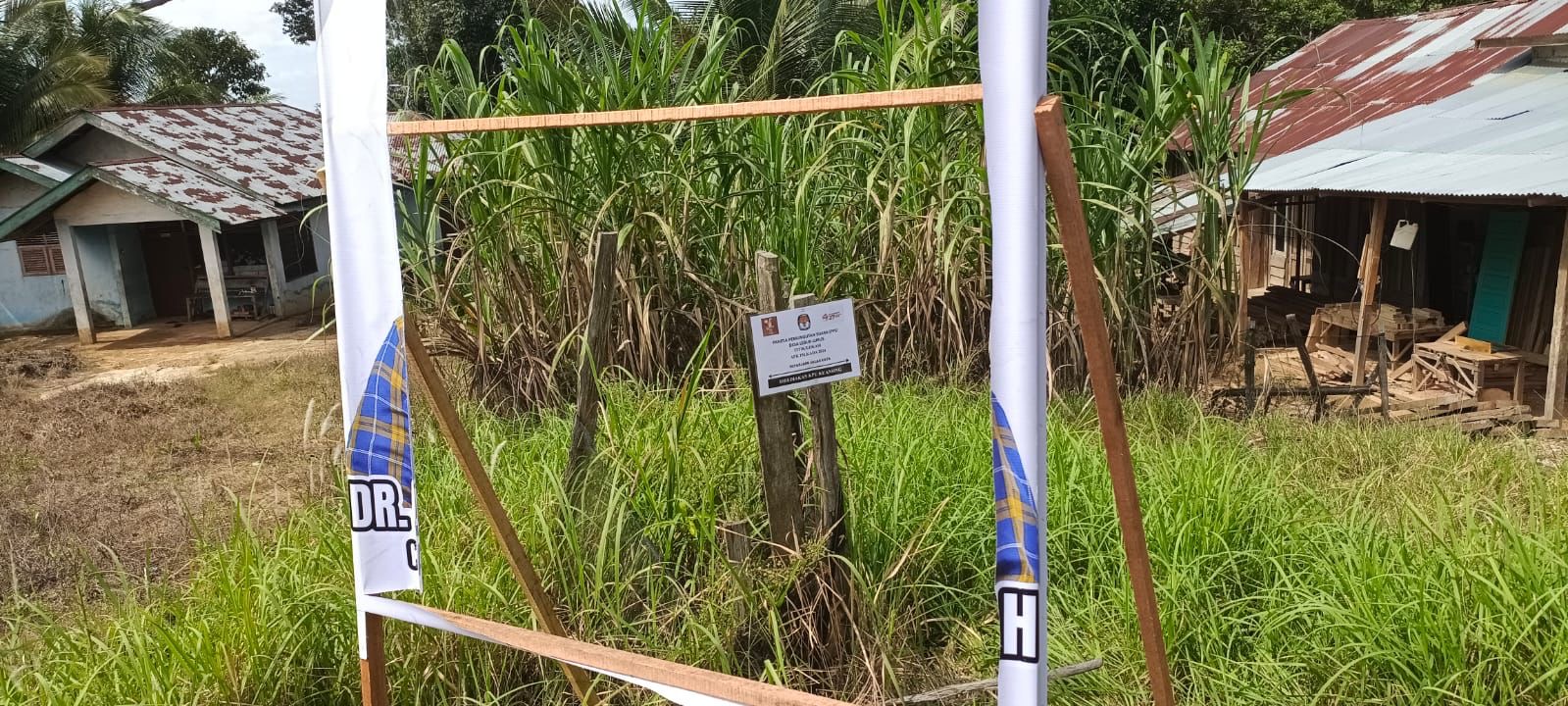 Teks: Baliho Paslon urut 2, Adam-Sutoyo (AYO) banyak dirusak oleh orang tak dikenal diruas jalan lintas Kecamatan Inuman Selasa (1/10/2024).